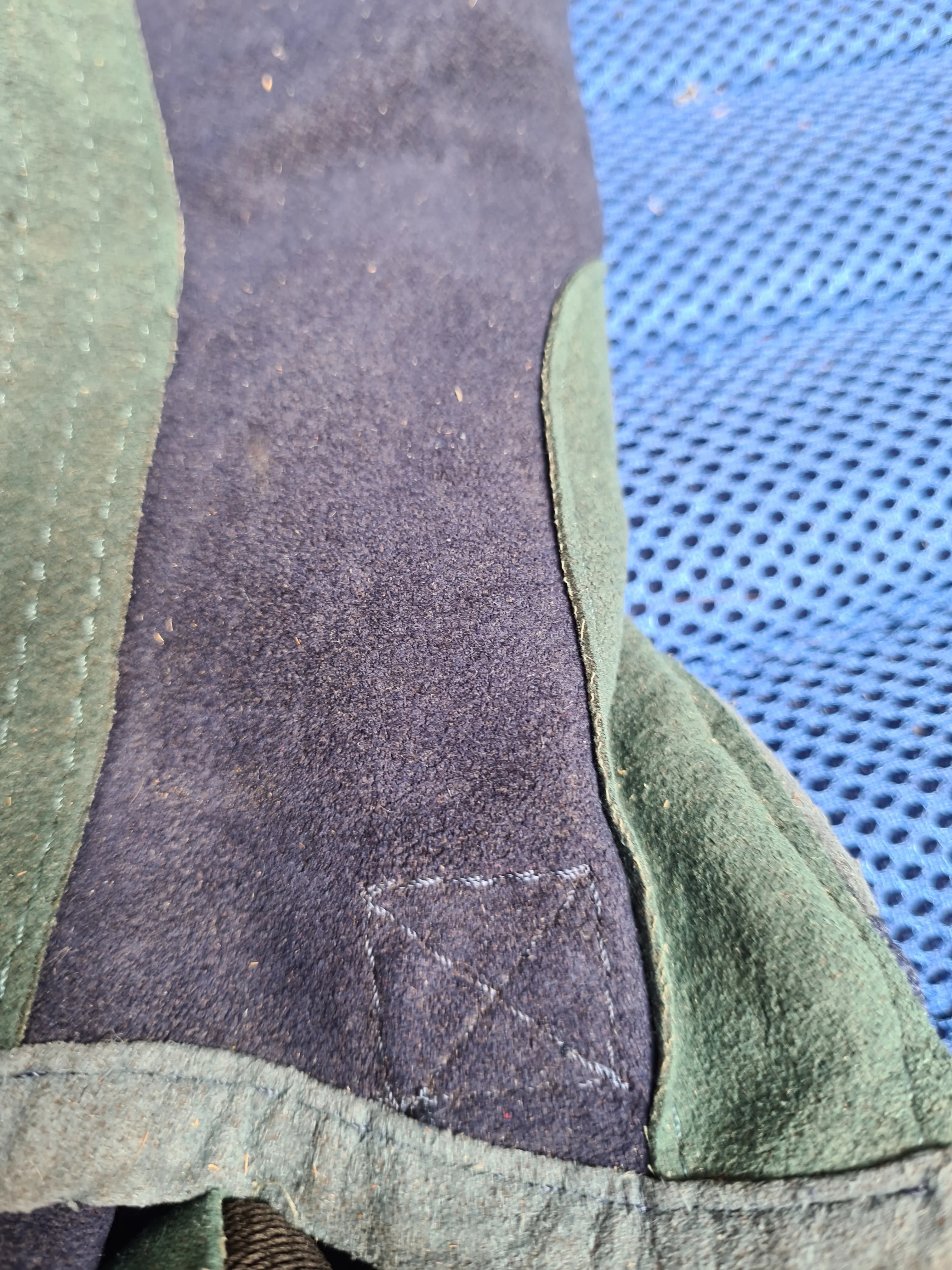 EQ VVS children’s chaps age 8 navy and green ✅️